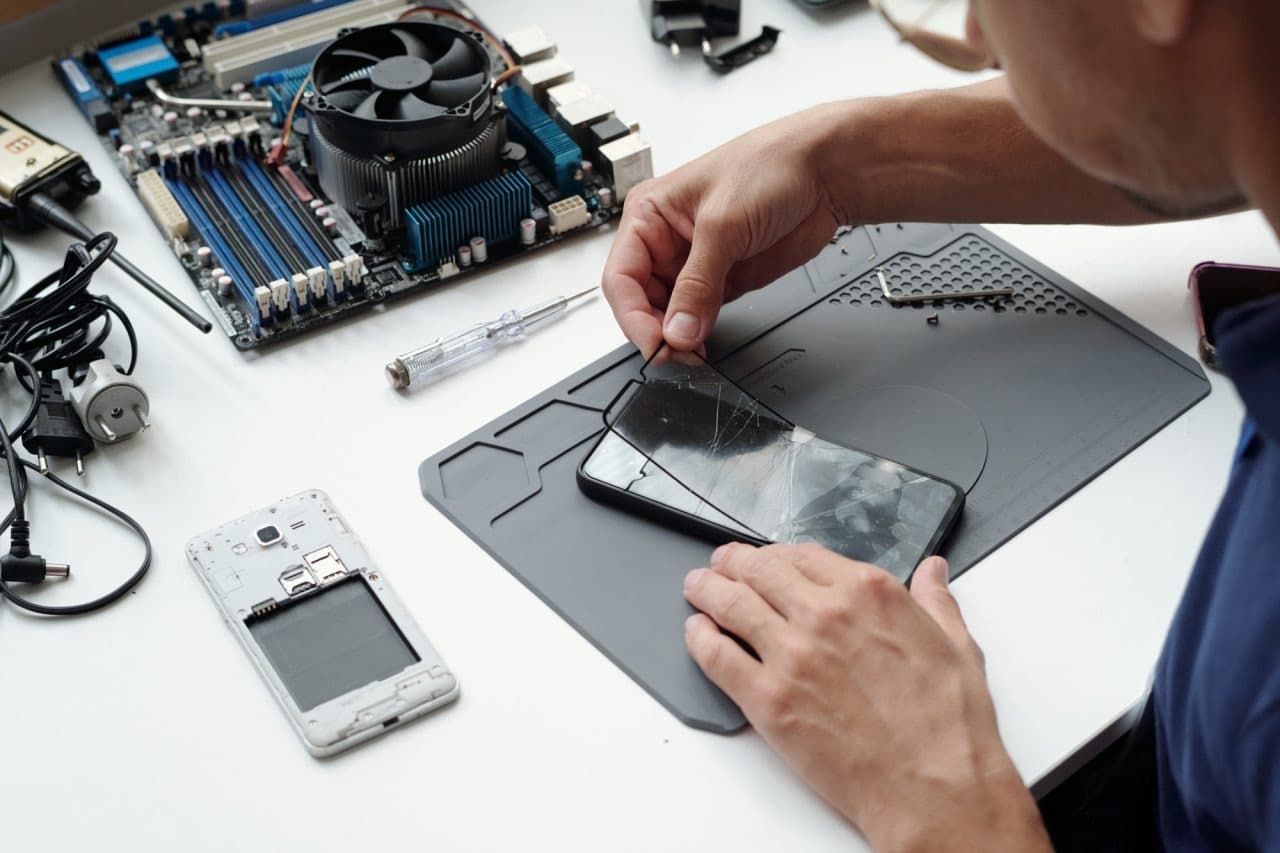 Doorstep mobile repair in Bangalore – technician fixing phone at home